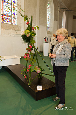Monique Paulat devant une composition florale Ikebana art floral japonais