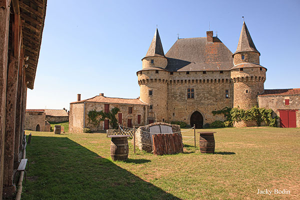 Château féodal de Sigournais vu de la cours intérieure