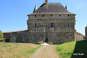 Vue de l'entrée du chateau féodal de Sigournais