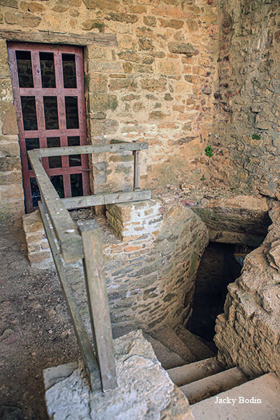 L'entrée dans une tour en ruine, celle-ci encore intacte à l’intérieur 